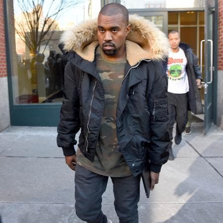 Al hablar de su problema mental, que describe como un "
<b><a href="https://www.univision.com/entretenimiento/kanye-west-revela-que-tiene-una-enfermedad-mental">superpoder</a></b>", West comentó que se resiste a tomar medicamentos para el trastorno bipolar que le fue diagnosticado recientemente: "Tomé 
<b>una píldora</b> en los últimos sietes días", apuntó.