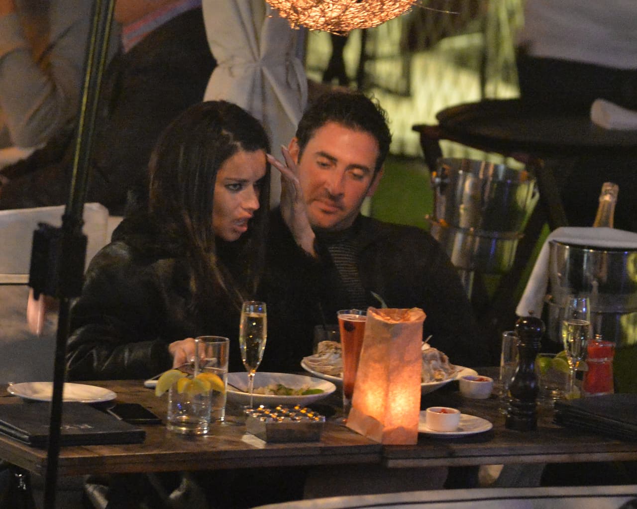 Adriana Lima rompió con el receptor de New England Patriots Julian Edelman hace sólo una semana. Sin embargo, se le vio besándose en un restaurante con el chico malo de los muchachos de Nueva York Mitch, Matt Harvey. Estas son las primeras fotos de la nueva pareja. La pareja llegó en yate y cenaron y tomaron champán por horas en el River Yacht Club el 15 de marzo de 2017, en Miami, Florida.