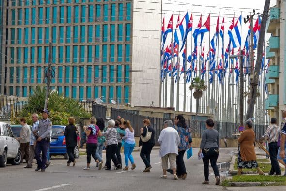 Mientras el gobierno de EE.UU. volvió a pedir a Cuba la liberación del contratista estadounidense Alan Gross durante la ronda de diálogo migratorio que tuvo lugar el jueves, en una sesión que se cerró sin aparentes avances, los cubanos trataban de llegar a las oficinas de la Sección de Intereses en La Habana, con la esperanza de conseguir una visa. "La delegación estadounidense reiteró su llamado a la liberación de Alan Gross, que fue arrestado por las autoridades cubanas el 3 de diciembre de 2009 y más tarde sentenciado a 15 años en prisión", dijo la portavoz del Departamento de Estado, Jen Psaki, en un comunicado. El diálogo migratorio es uno de los intercambios políticos más importantes que sostienen ambos países, sin relaciones diplomáticas desde 1962. La segunda ronda celebrada ayer estuvo centrada en asuntos como "la cooperación (bilateral) en aviación de seguridad, búsqueda y rescate y fraude de documentos consulares", según Psaki. "La delegación estadounidense subrayó las áreas donde ha habido cooperación exitosa, en materia de migración, en cuanto al intercambio de información sobre la prohibición de inmigrantes indocumentados y a la hora de clarificar aspectos de los recientes cambios de Cuba en política migratoria". Al igual que en la reunión de julio de 2013, la delegación cubana en el diálogo estuvo encabezada por la directora del Ministerio de Relaciones Exteriores de Cuba, Josefina Vidal; y la estadounidense por el subsecretario de Estado adjunto de EEUU para Latinoamérica, Alex Lee.