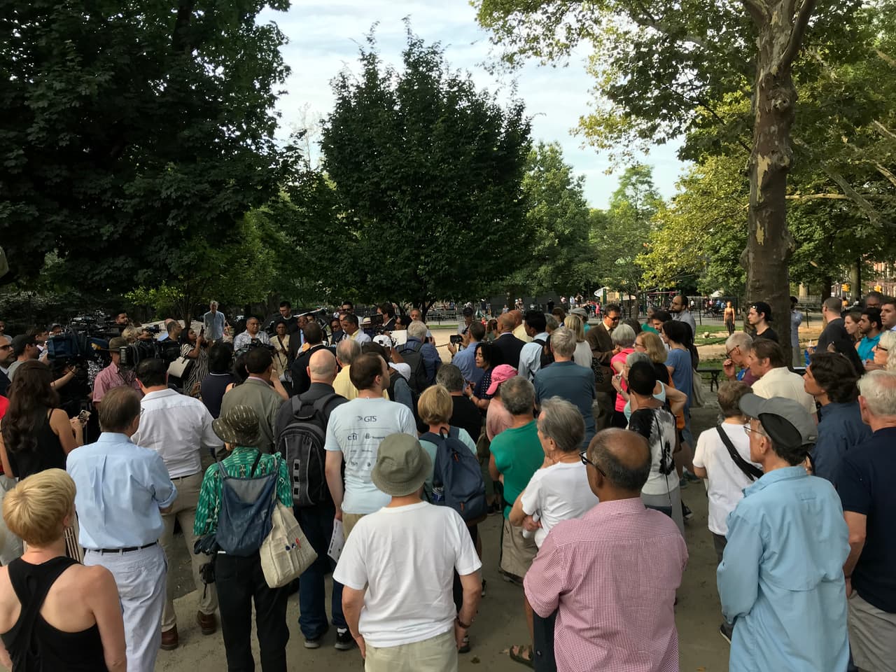 Una de las propuestas que plantean es que el gobierno les pague a la gente para comprar esas armas de nuevo. Otra es que un civil solo pueda comprar un arma para cazar animales.