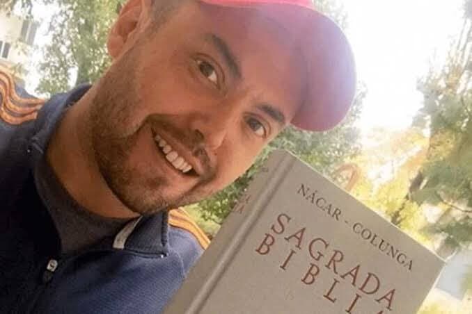 En sus redes sociales, 
<a href="https://www.univision.com/shows/hoy/el-tweet-bomba-de-mauricio-clark-expone-las-caracteristicas-del-mundo-gay-y-varios-famosos-critican-su-opinion-video">Mauricio Clark</a> expresó opiniones que han sido cuestionadas por dicha comunidad y diversos usuarios. Por ejemplo, dijo que "la comunidad gay ofrece cuartos oscuros, orgías, drogas" entre otras cosas.