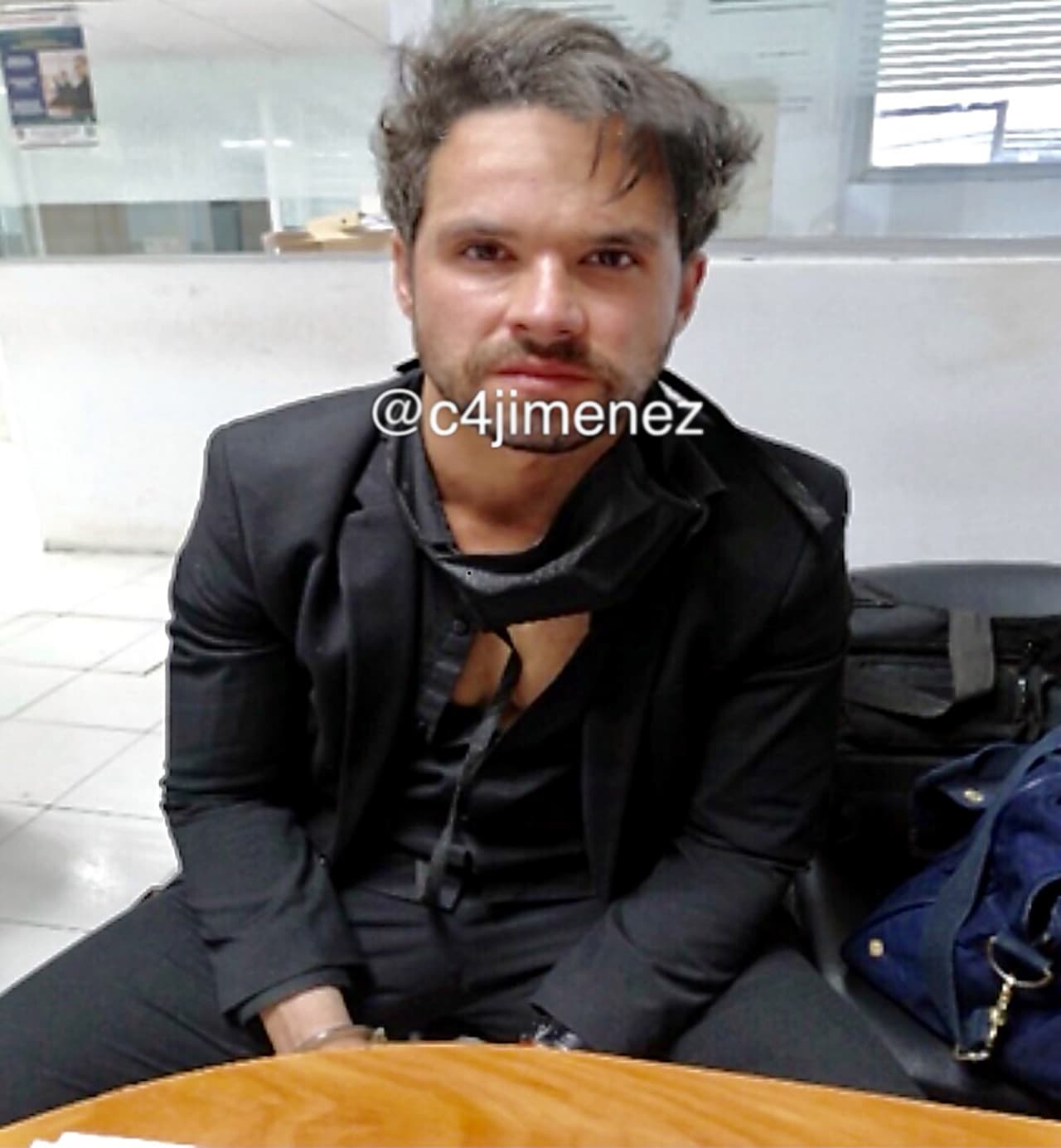 Eso lo llevó a estar bajo custodia de las autoridades del 17 al 19 de diciembre de 2005. De acuerdo con declaraciones de los afectados, "el actor llegó a una gasolinera de Acapulco el 17 de diciembre" y luego "pidió al despachador llenar el tanque de su vehículo y se dio a la fuga sin pagar los 400 pesos (19.85 dólares) del importe". 
<br>