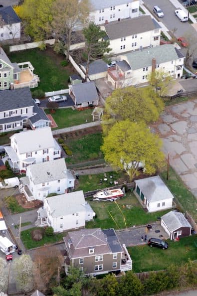 Según la cadena CNN y varios medios, el joven había sido herido entre otros en la garganta durante la persecución y los intercambios de disparos con la policía, en las cuales su hermano mayor, Tamerlan, de 26 años, murió.