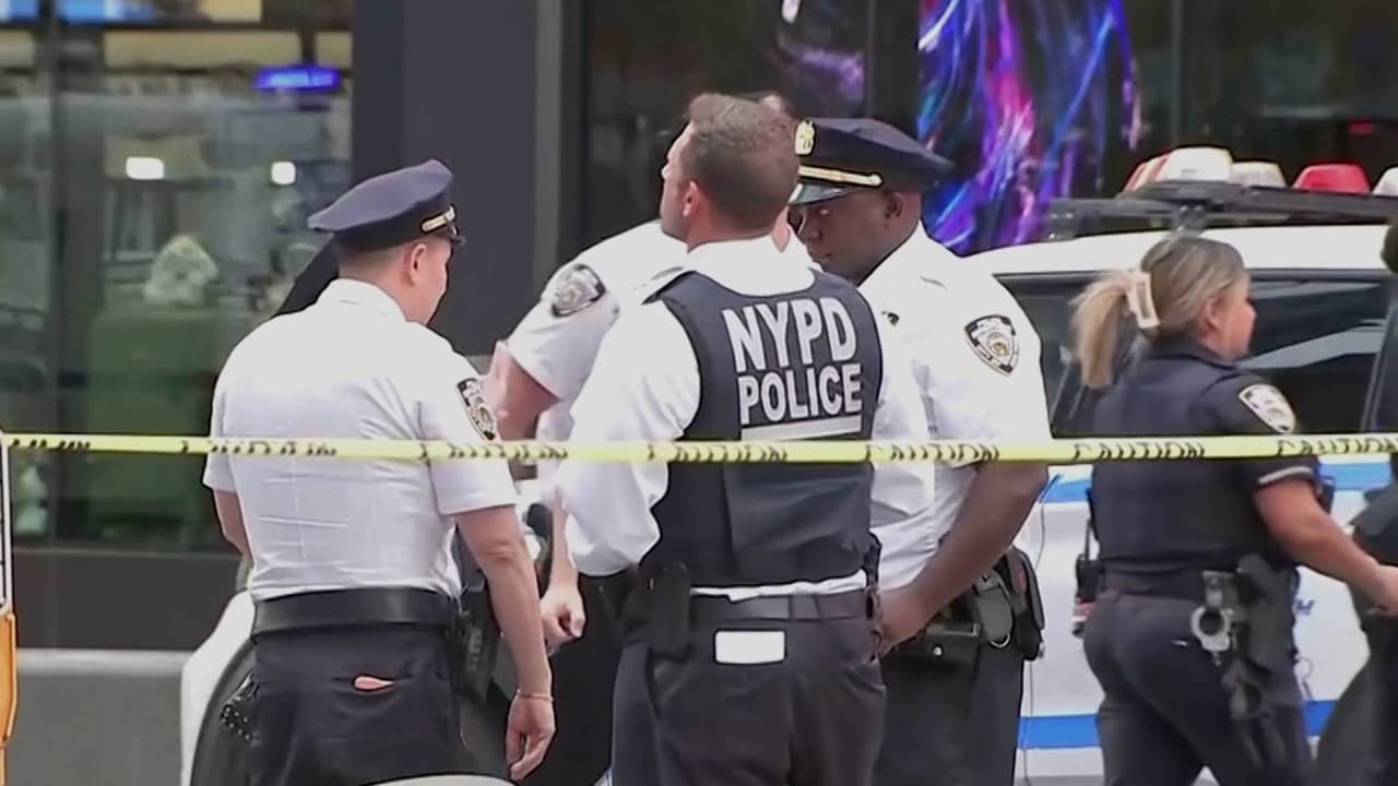 Mujer es abatida por policías tras atacar con un cuchillo a dos personas en Times Square
