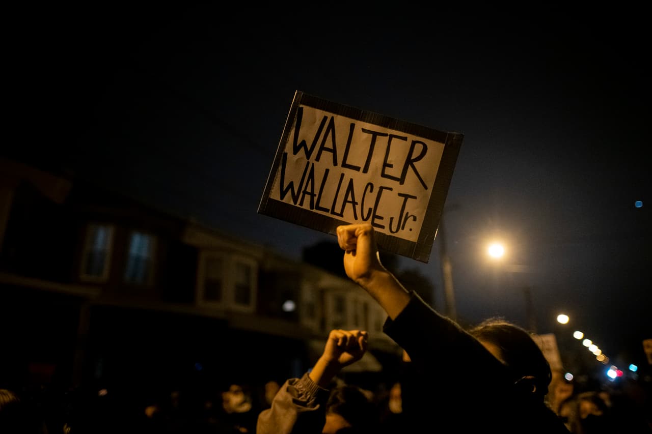 Los manifestantes sostienen carteles que dicen "WALTER WALLACE JR". La familia Wallace ha expresado su preocupación por el resultado que ha tenido el asesinato de Walter. Han manifestado que no desean más violencia en la ciudad.