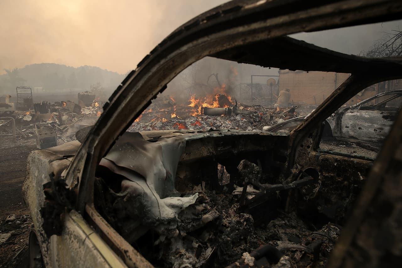 Entre cenizas y humaredas amanecieron los habitantes de Glen Ellen, California, en donde 10,000 acres de tierra ardieron con intensos fuegos. Desde el fin de semana, los condados de Sonoma, Mendocino y Napa reportaron fuertes incendios y fueron declarados en estado de emergencia. A