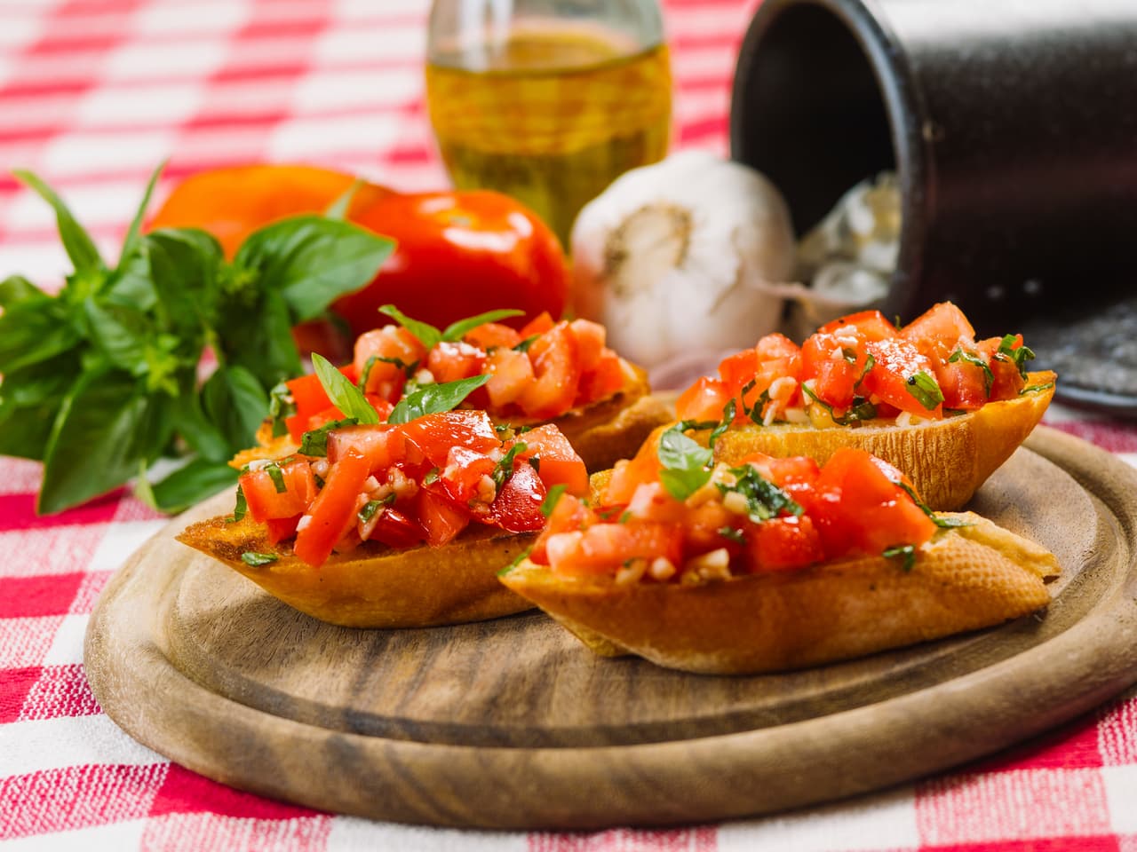 Ideas para un menú mediterráneo: pan con tomate y aceite de oliva. De almuerzo, pollo a la plancha, papa al vapor y ensalada todo con aceite de oliva; frutos secos para merendar y sopa de verduras de cena.