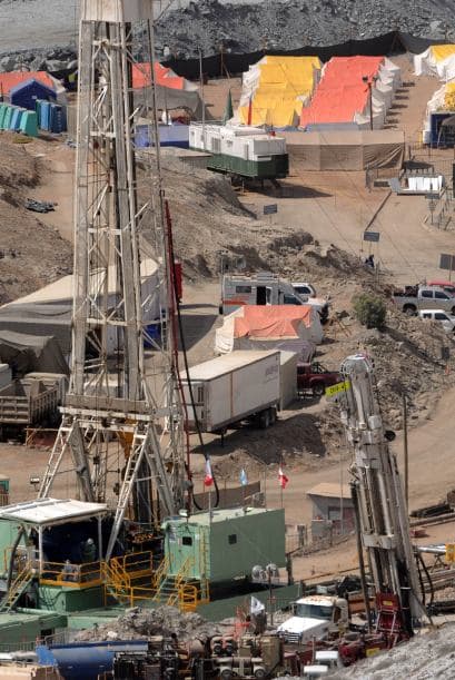 Las pistas de aterrizaje se encuentra en una colina adyacente a la mina siniestrada, a casi un kilómetro de la zona donde trabajan las tres perforadoras.