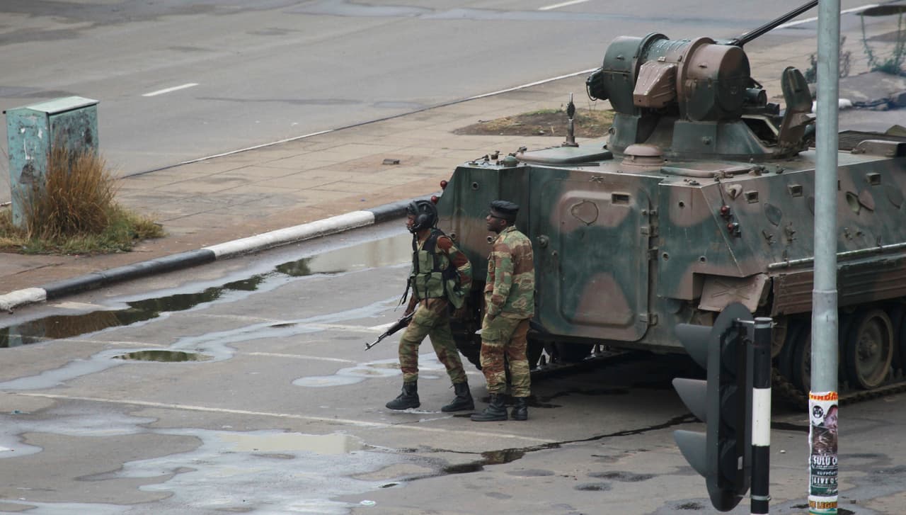 EEUU pide a sus ciudadanos en Zimbabue "resguardarse" ante un confuso despliegue de tropas en la capital