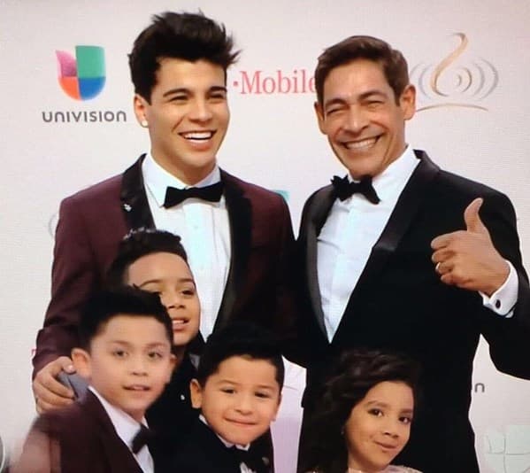 Así nos encontramos posando a Johnny Lozada, Sebastián Villalobos y el #TeamPequeFlow.