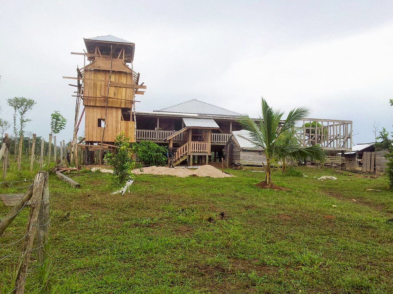 Torre de control clandestina encontrada por la policía hondureña en Brus Laguna.