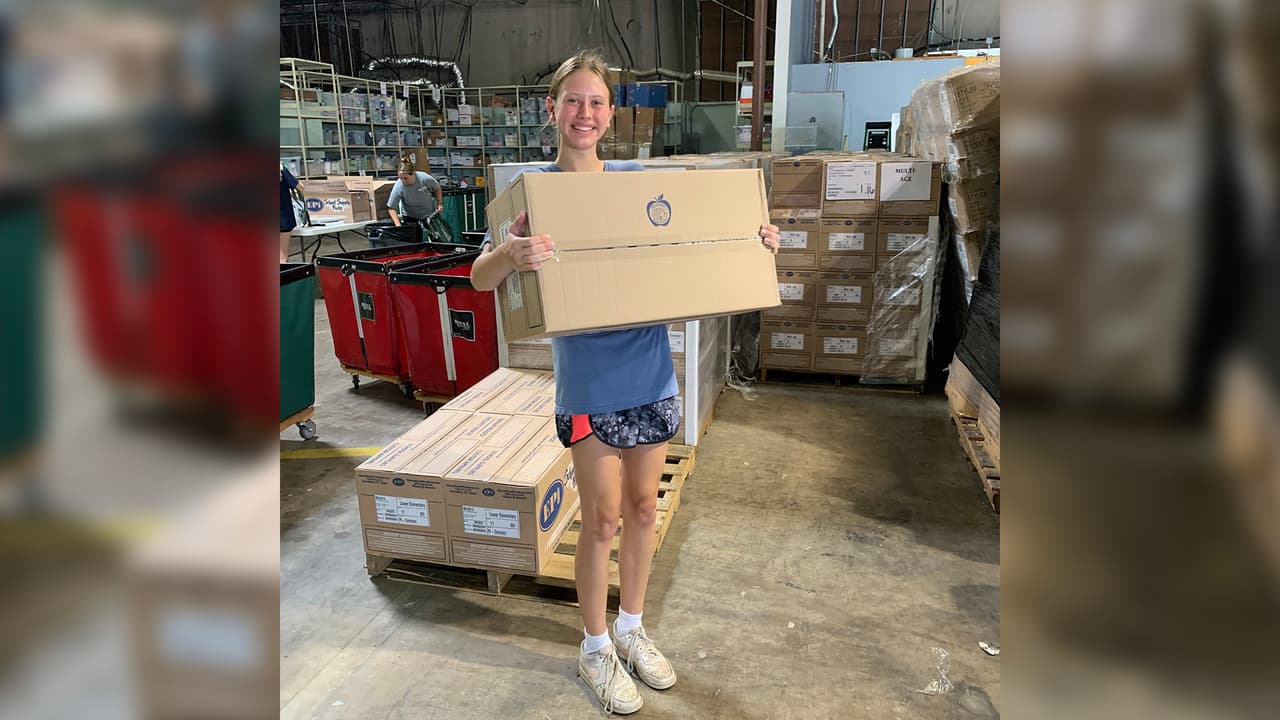 Ahí estuvieron voluntarios de todas las edades ayudando a cargar los camiones con los útiles escolares.