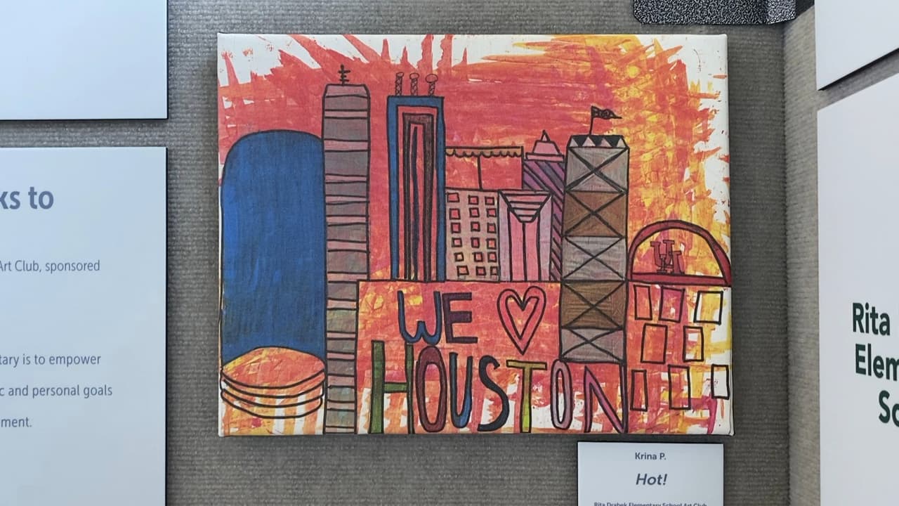 Las personas que asistan a los aeropuertos George Bush y Hobby, ahora podrán admirar una exhibición de pinturas dedicadas a 
<a href="https://www.univision.com/temas/houston">Houston</a>. Según 
<a href="https://www.fly2houston.com/newsroom/releases/houston-community-art-exhibit/" target="_blank">Aeropuertos de Houston</a>, se aceptaron más de 180 peticiones para exponer el arte que va en personas de toda la ciudad en edades entre los 9 y 72 años.