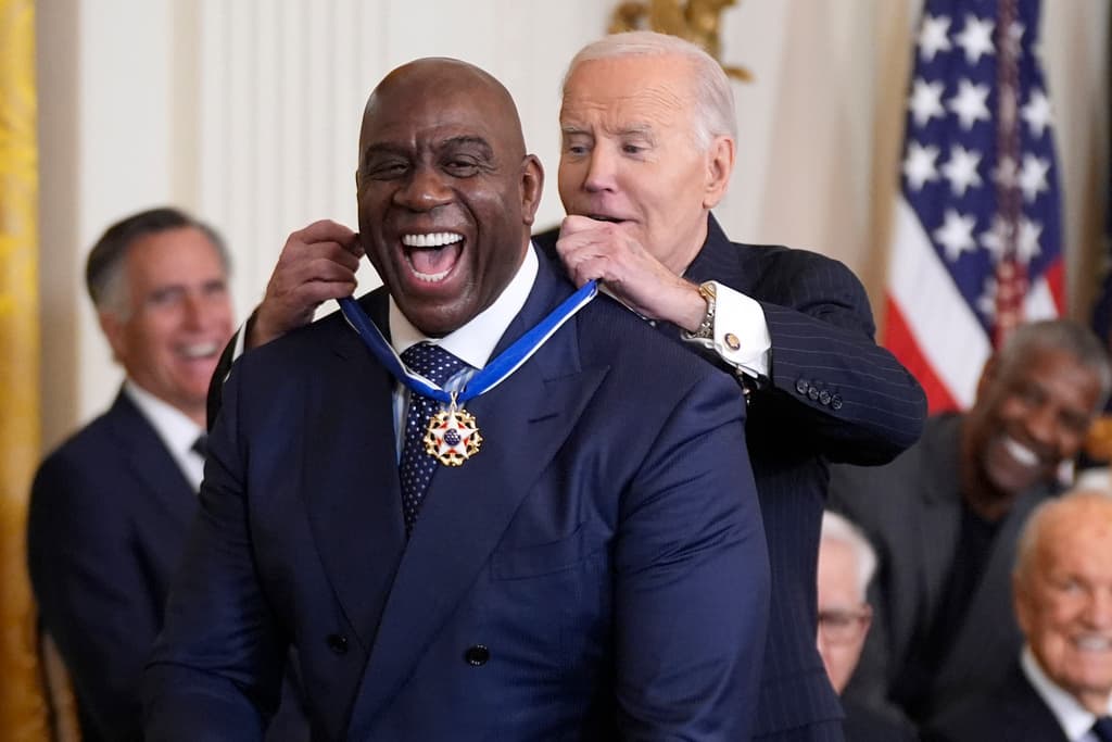 Earvin 'Magic' Johnson celebra el honor impuesto por el presidente Biden. El exjugador de la NBA brilla entre muchos logros durante las 13 temporadas que participó en la liga profesional de baloncesto estadounidense, pero destaca su impresionante papel en asistencias, con el mayor promedio de la historia: 11.2 por juego. (AP Photo/Manuel Balce Ceneta)