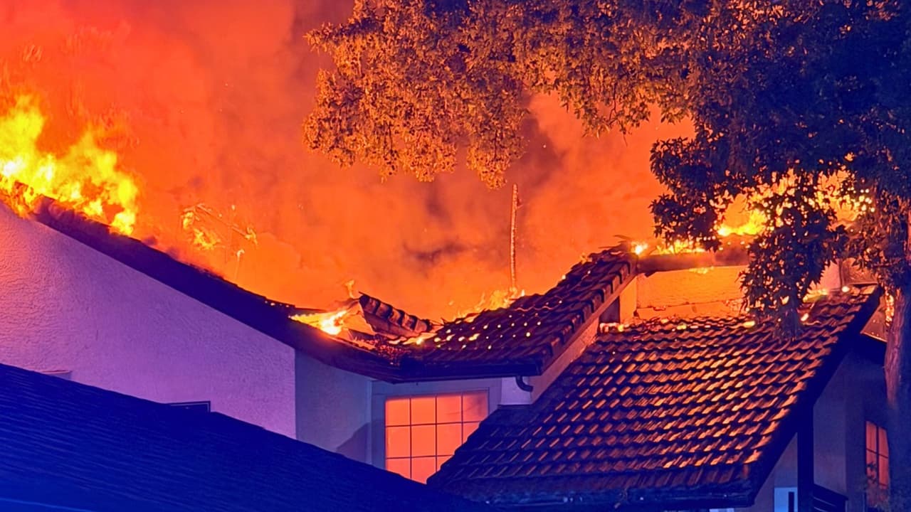 <h3 class="cms-H3-H3">El fuego obligó a retirar a los bomberos</h3> Apenas cinco minutos después de llegar,
<b>los bomberos tuvieron que pedir refuerzos. </b>
<br>El incendio seguía extendiéndose y, a las 12:08 a. m.,
<b>se activó una segunda alarma para enviar más equipos al lugar.</b>
<br>La situación se complicó aún más cuando
<b>las condiciones dentro del edificio obligaron a todos los bomberos a salir y combatir las llamas desde el exterior,</b> a las 12:16 a. m.
<br>
<b>Una parte considerable del techo se desplomó </b>en el extremo norte del edificio.
<br>Ningún bombero
<b>resultó herido.</b>