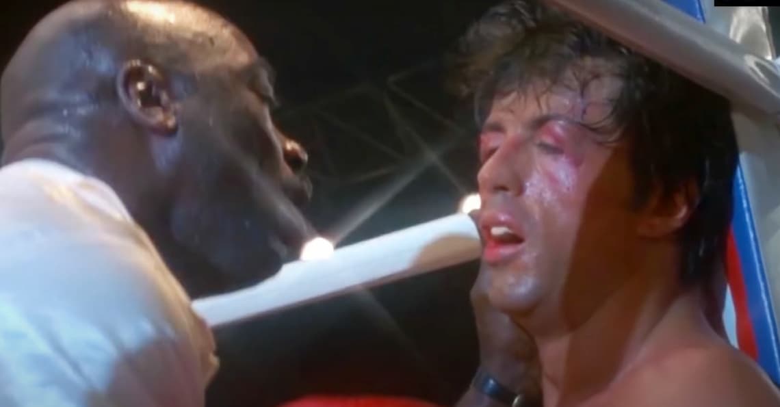 Durante la filmación de la pelea principal, Stallone le insistió a su coprotagonista, Dolph Lundgren, que lo golpeara con todas sus fuerzas. De acuerdo con 'People', el actor originario de Suecia no lo pensó dos veces y le asestó un golpe tan poderoso que detuvo durante unos segundos el corazón de Stallone, quien pasó los siguientes cuatro días en el área de cuidados intensivos de un hospital.