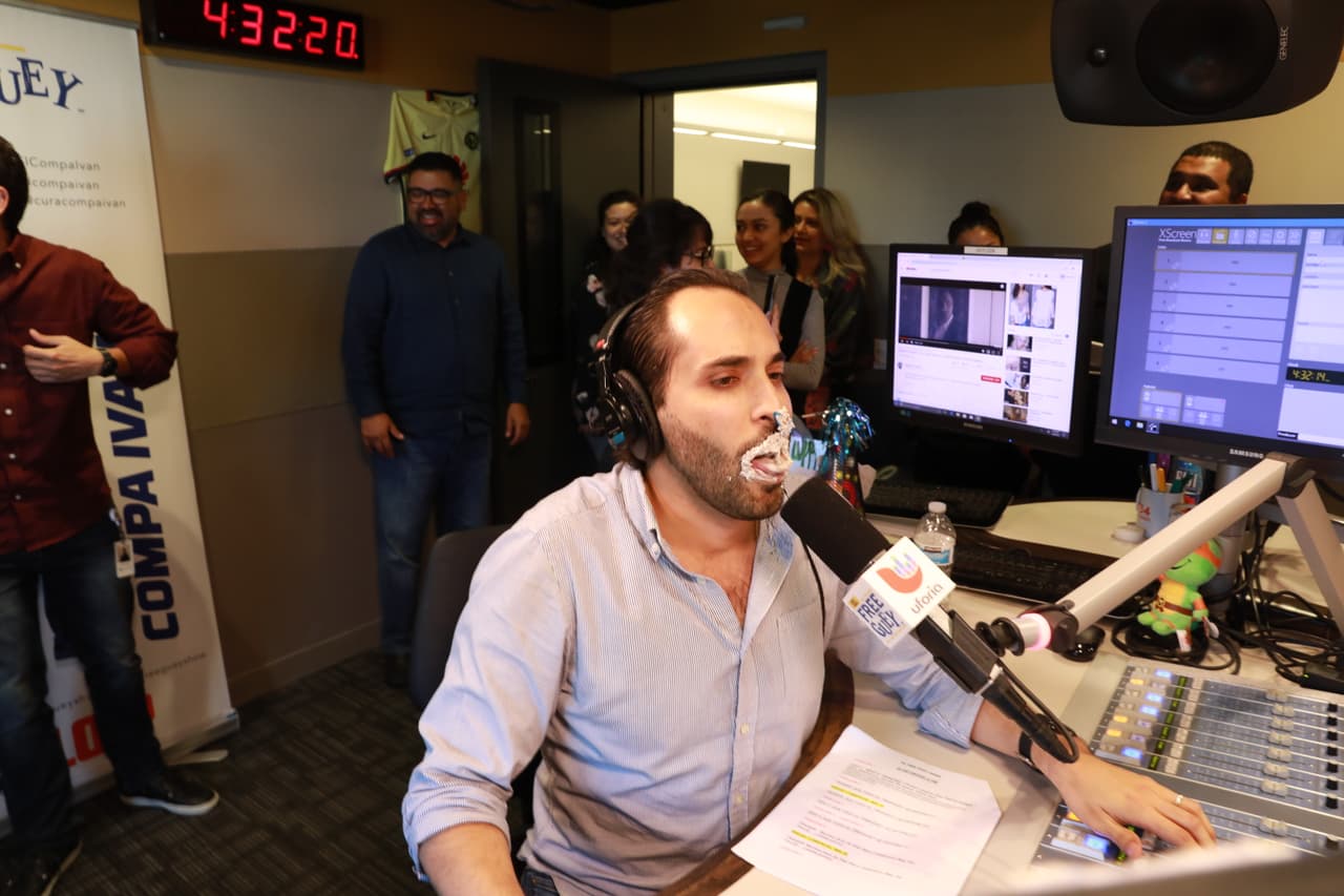 Pero el show debe continuar y así tuvo que seguir al micrófono, todo embarrado de pastel.