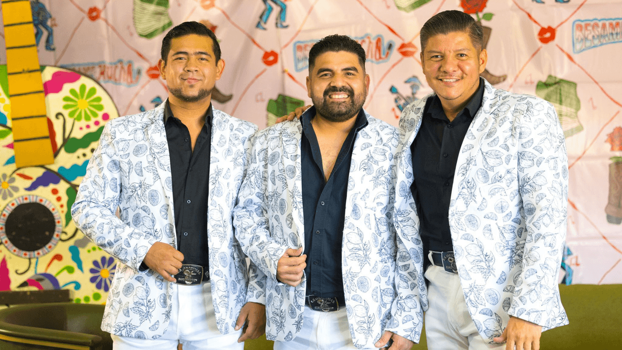 La Banda El Limón, justo antes de subir el escenario.