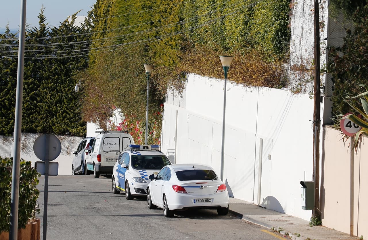 Shakira y Piqué llegaron incluso a tener que grabar y fotografiar a los 'paparazzis' que montan guardia frente a su residencia.