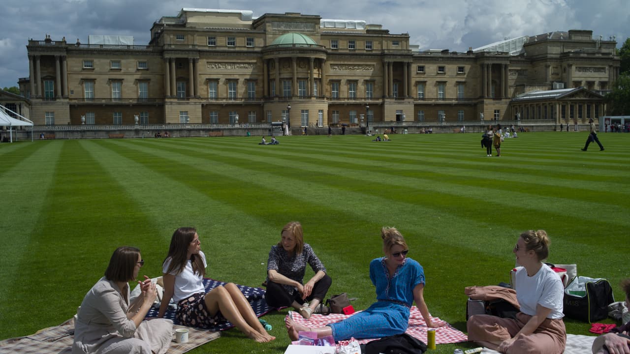 Por primera vez, el Palacio de Buckingham permite la entrada a visitantes a sus jardines