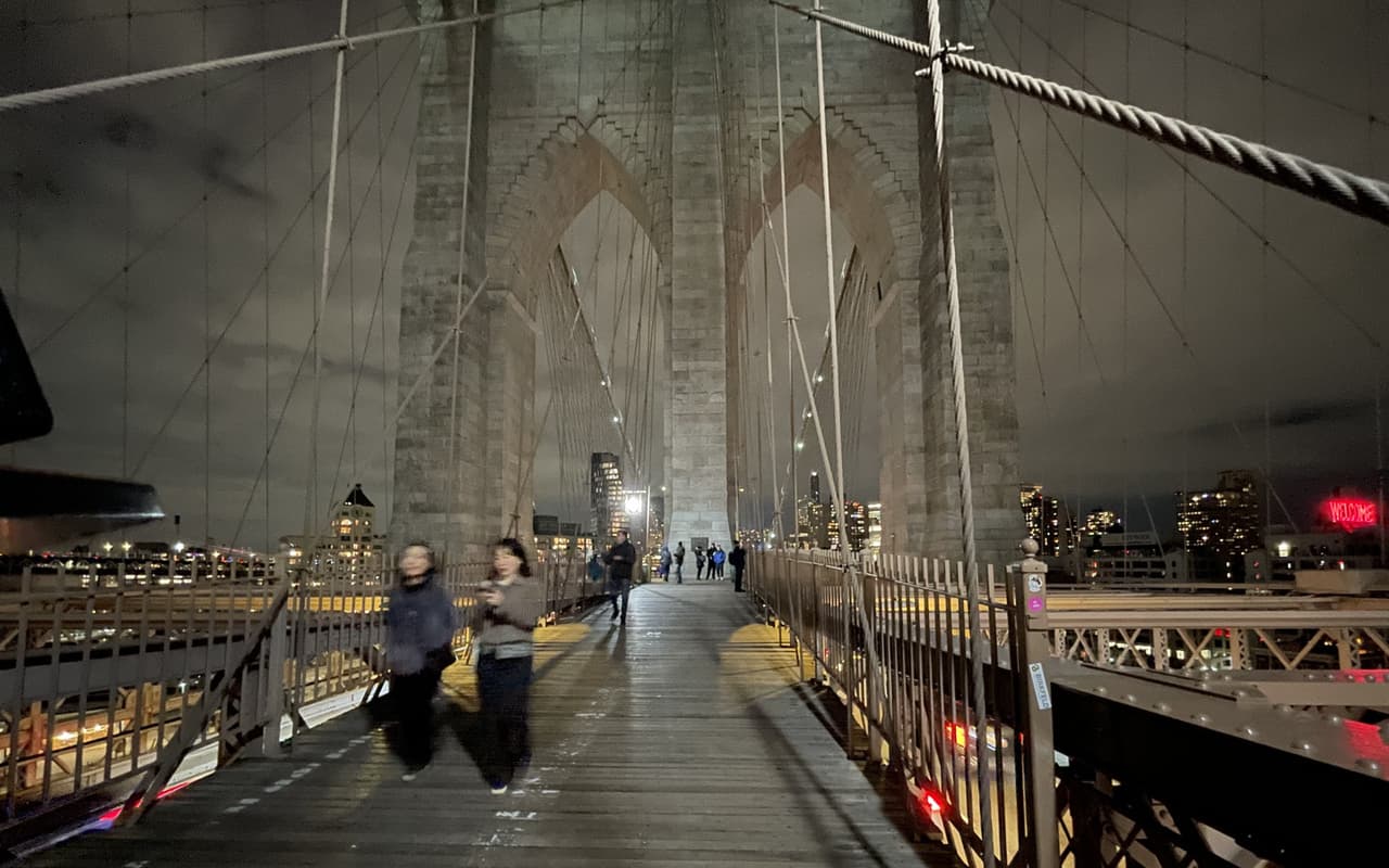 Autoridades prohíben a vendedores ambulantes instalarse en el puente de Brooklyn