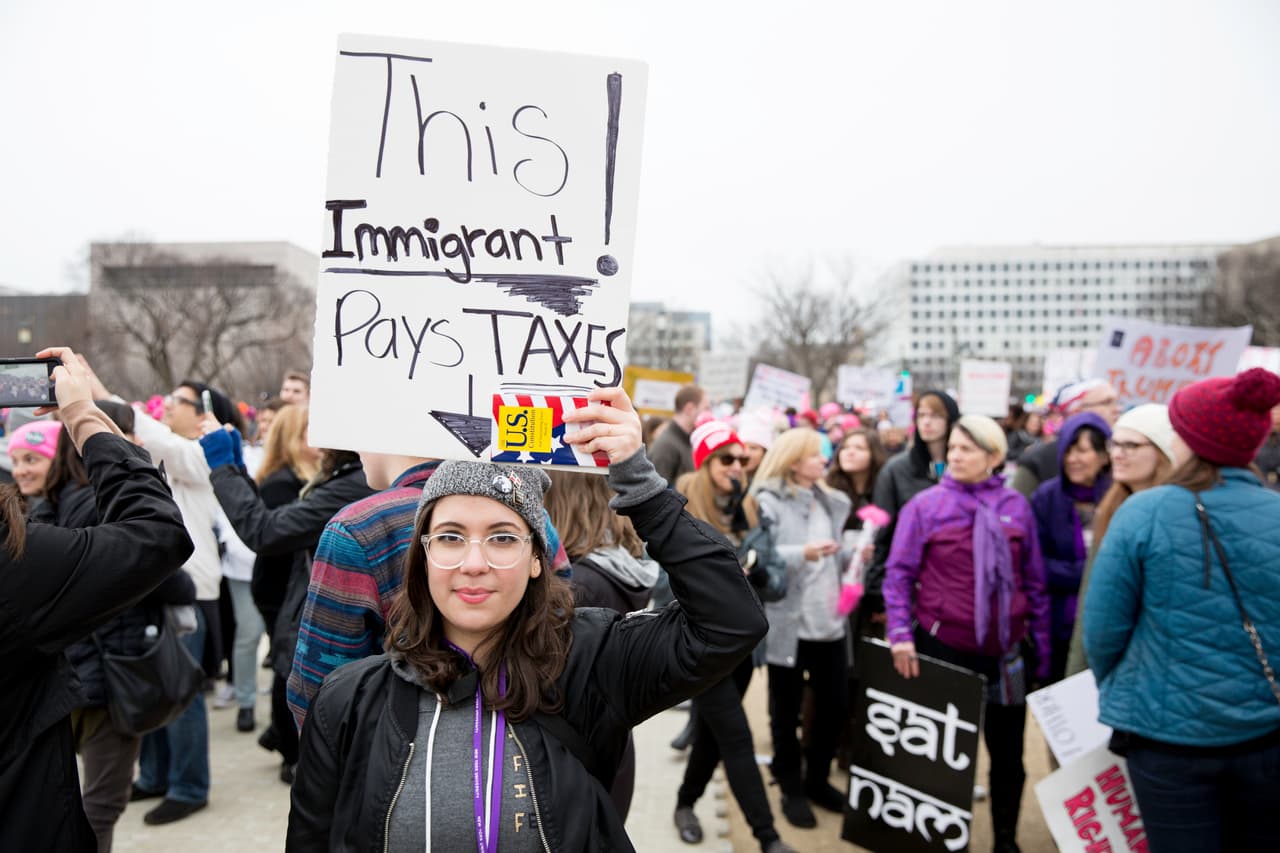Muchos letreros disputaban la falsa creencia de que los inmigrantes no pagan impuestos.