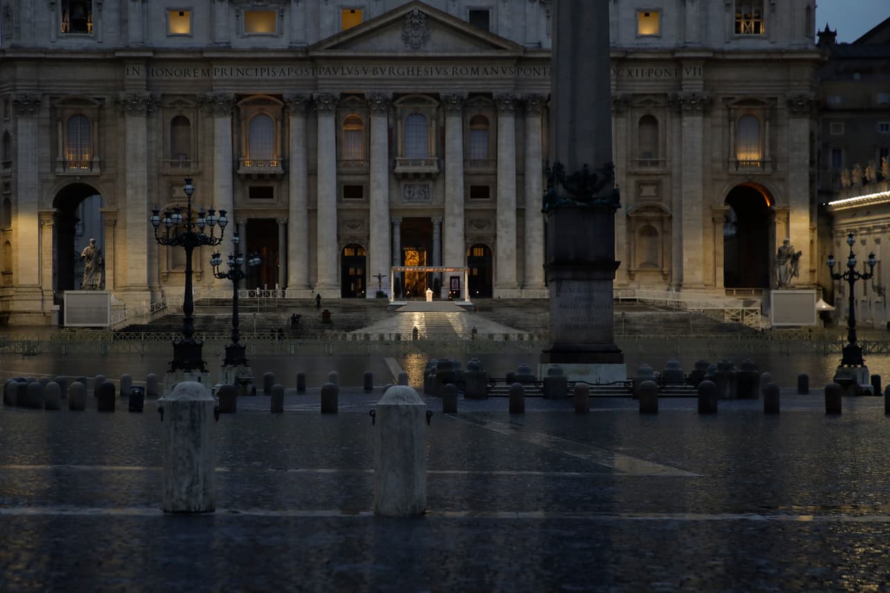 El Papa Francisco, pequeña figura blanca en el centro, pronuncia la oración de Urbi y Orbi (en latín, Por la ciudad y por el mundo) en una plaza vacía de San Pedro, en el Vaticano, el viernes 27 de marzo de 2020.