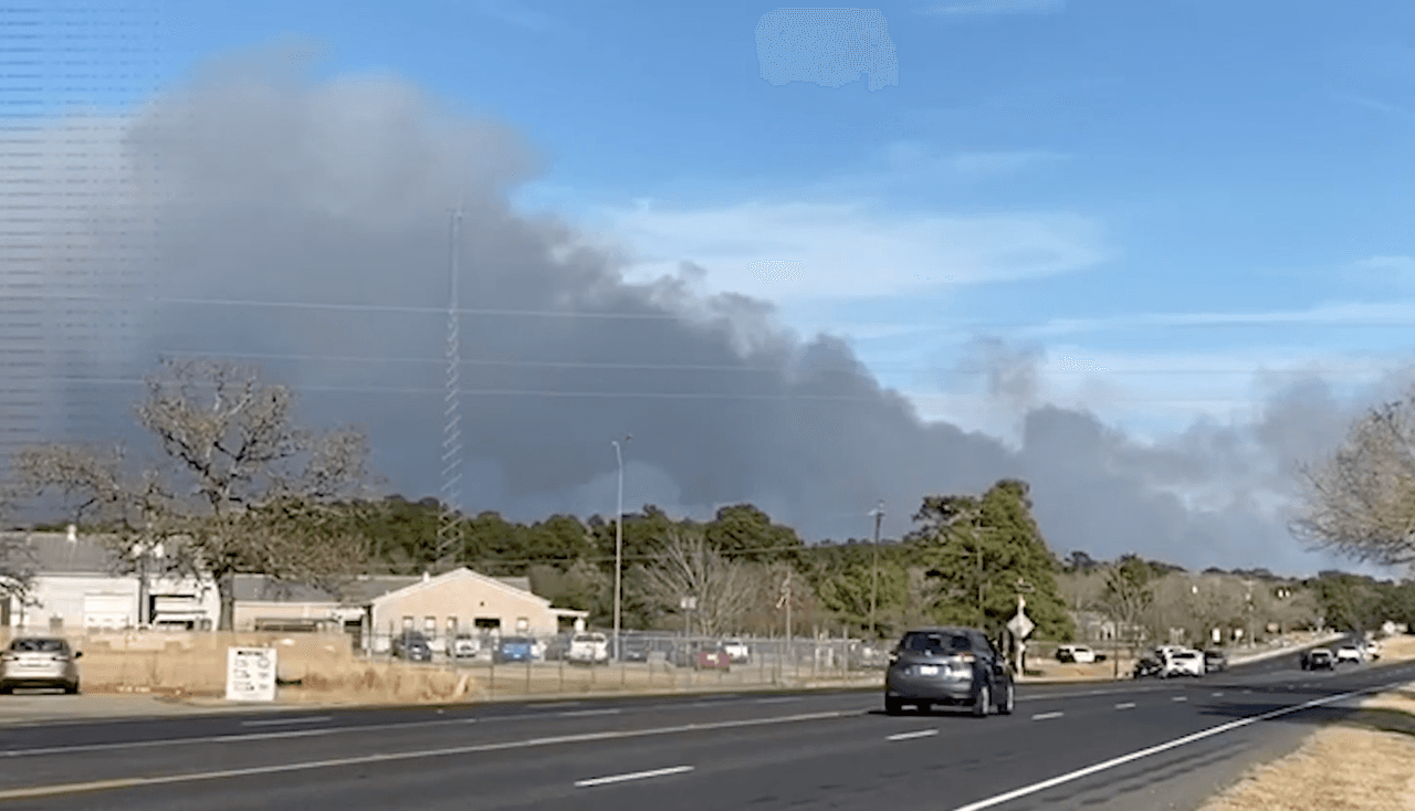 Autoridades en Texas ordenan desalojos mientras intentan contener un incendio forestal extendido por 300 acres
