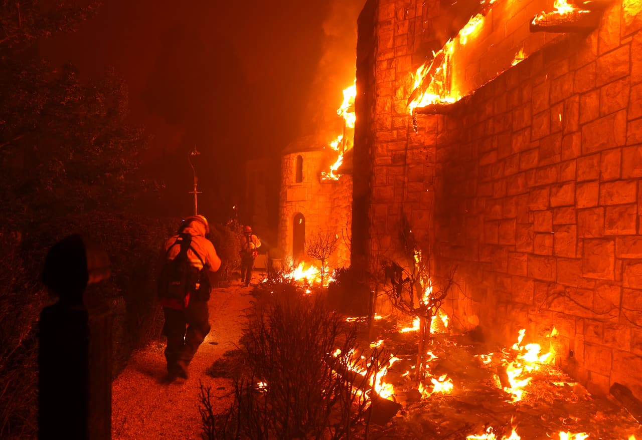 Bomberos de Cal Fire intentan extinguir las llamas del viñedo Chateau Boswell Winery, uno de los más reconocidos en el Valle de Napa por ser de los primeros en explotar la venta directa hacia los clientes.