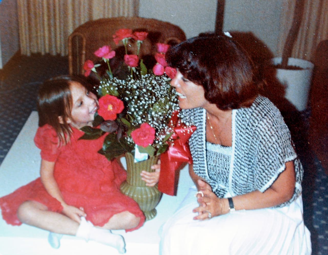 Angie con su mami.