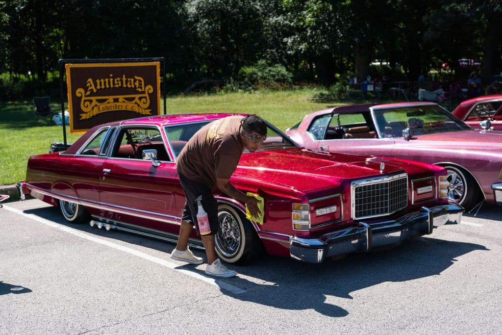 Para las comunidades de pasajeros bajos y los clubes de automóviles en California, la cultura lowrider es de suma importancia. Esta forma de expresión artística y cultural ha unido a personas de diferentes orígenes y ha creado una comunidad fuerte y vibrante en torno a la pasión compartida por los lowriders.