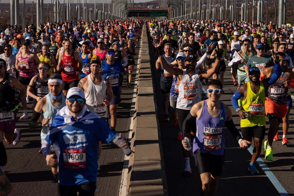 Más de 50,000 corredores participaron en esta edición del maratón, contrastando notablemente con los 55 finalistas de la primera carrera realizada en 1970, que en aquel entonces se desarrollaba completamente dentro de Central Park.