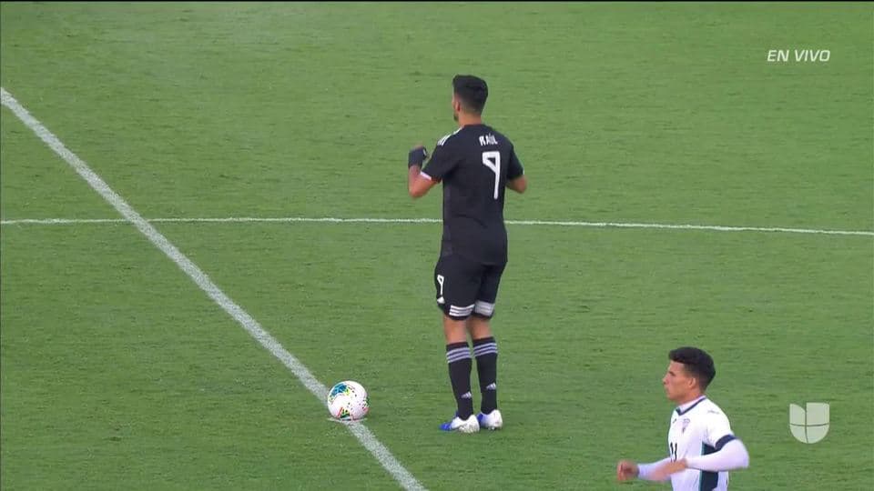 Arranca el partido y la pelota está en juego.