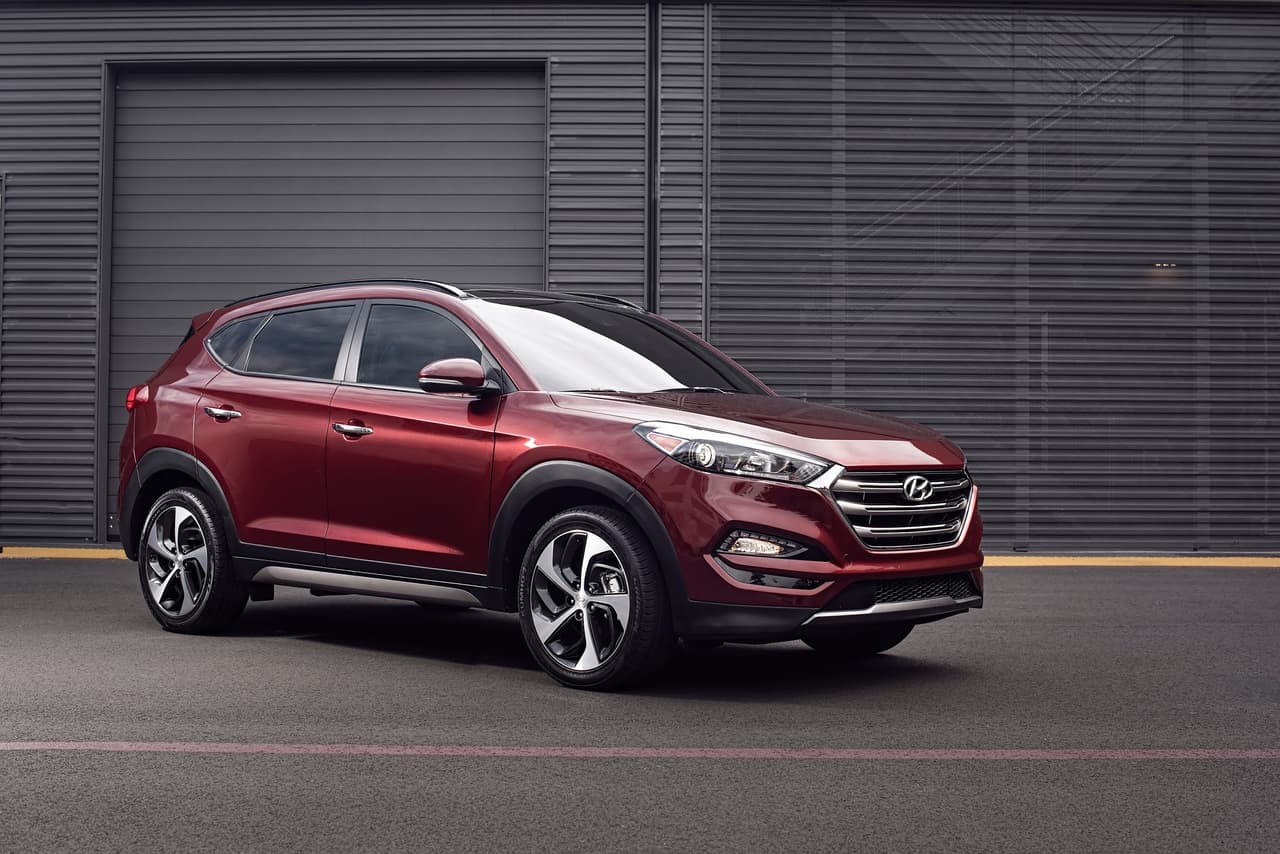 <b>Hyundai Tucson</b>
<br>Una camioneta mediana que entra en la categoría de servicio de SUV, con buen espacio para pasajeros y hasta para equipaje. Su maletero, con las cinco plazas ocupadas, tiene una capacidad de 31 pies cúbicos y puede llegar hasta 62 pies cúbicos con los respaldos de asientos traseros plegados.