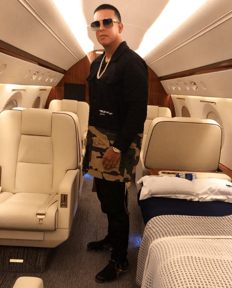 El nominado en siete categorías de Premios Juventud ha recorrido prácticamente todo el mundo a bordo de aviones privados.