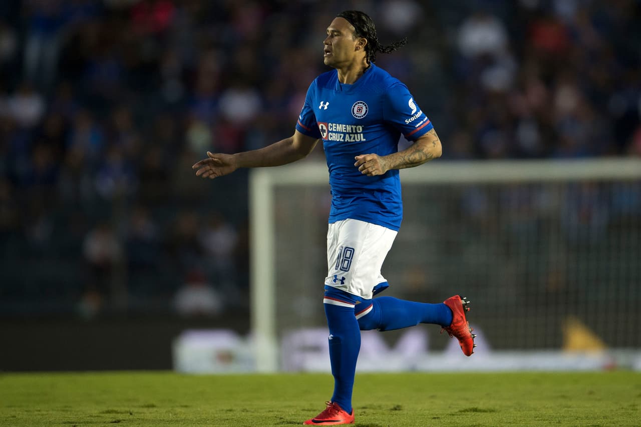 <b>Carlos Peña</b>: Es oficial, el 'Gullit' pasa del Cruz Azul a los Rayos del Necaxa.
