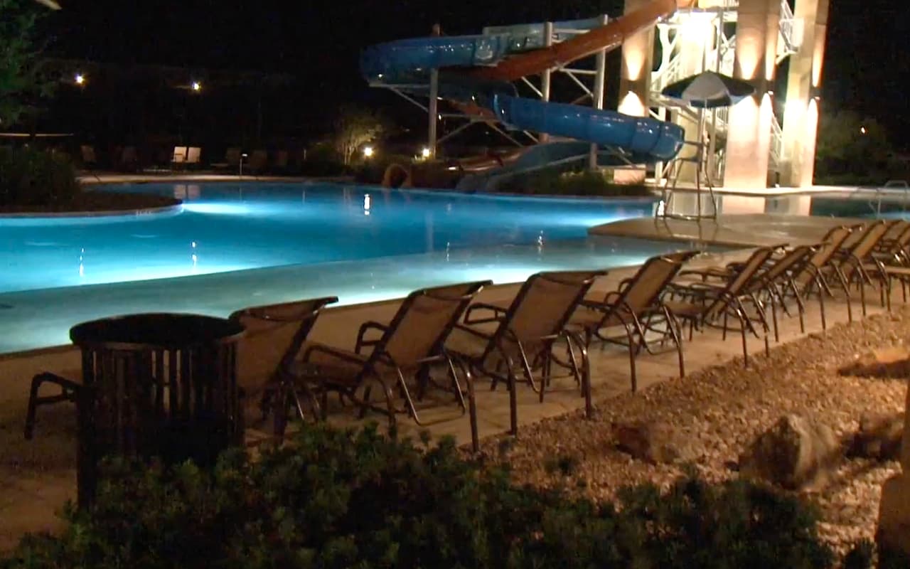 Niño de 4 años muere ahogado en la piscina de su casa en Phoenix durante una fiesta