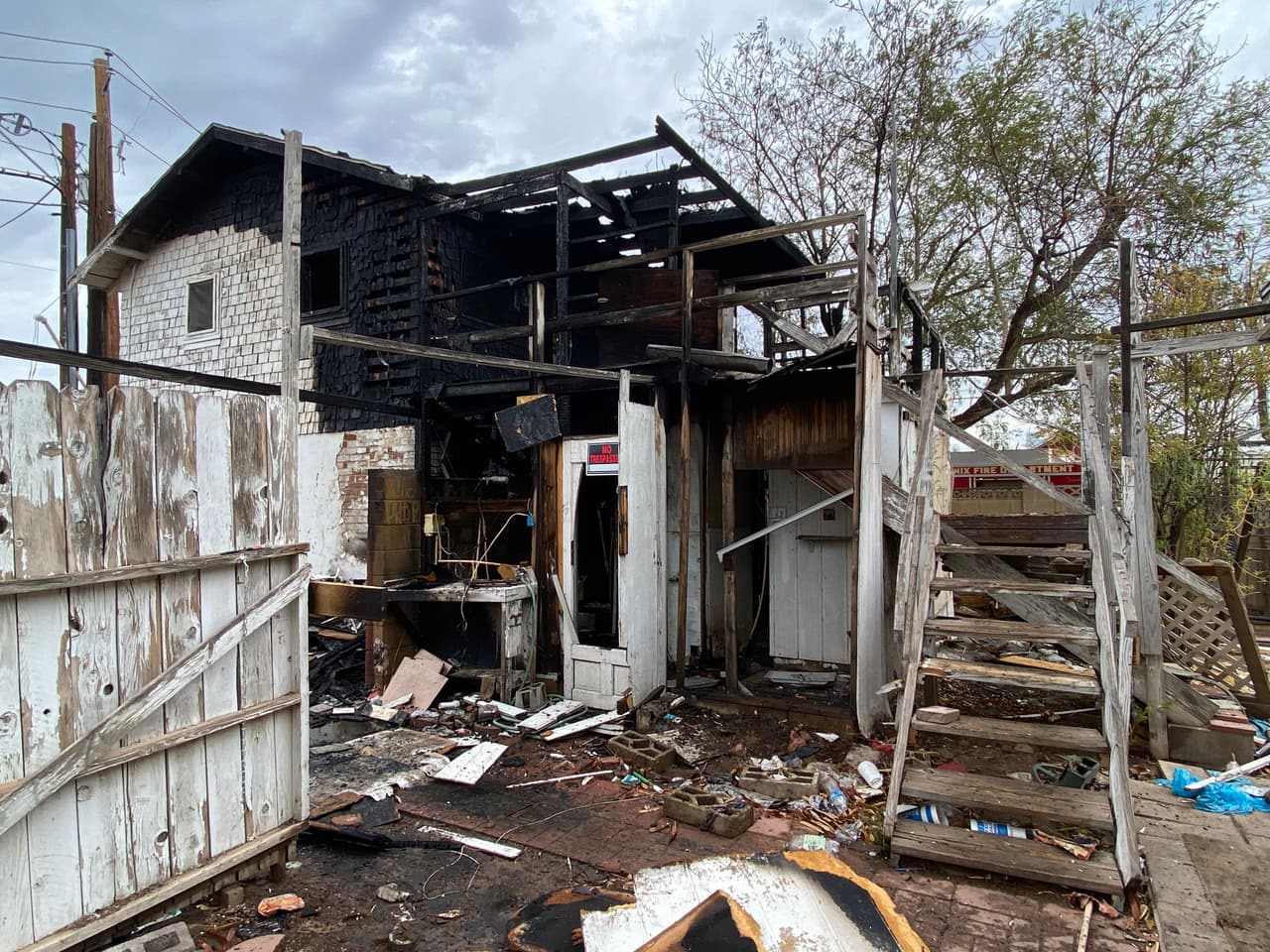 Había humo y fuego saliendo de una casa residencial de dos pisos; afortunadamente estaba vacía.