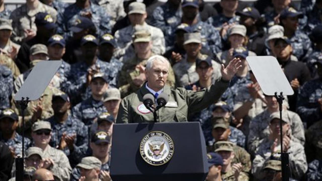 Pence advierte a Corea del Norte desde Japón: "El escudo está en guardia y la espada está lista"