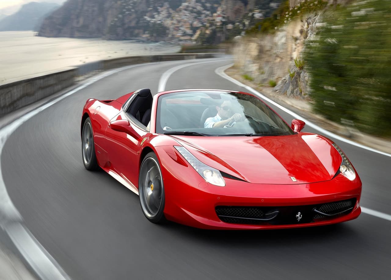<b>Ferrari 458 Spider 2013</b> cuenta con un motor V8 de 4.5 litros que desarrolla 562 caballos de fuerza y es capaz de acelerar de 0 a 62 mph en sólo 3.4 segundos. Quien quiera ser dueño de este superauto deberá contar con cerca de 250,000 dólares libres en la cuenta bancaria.