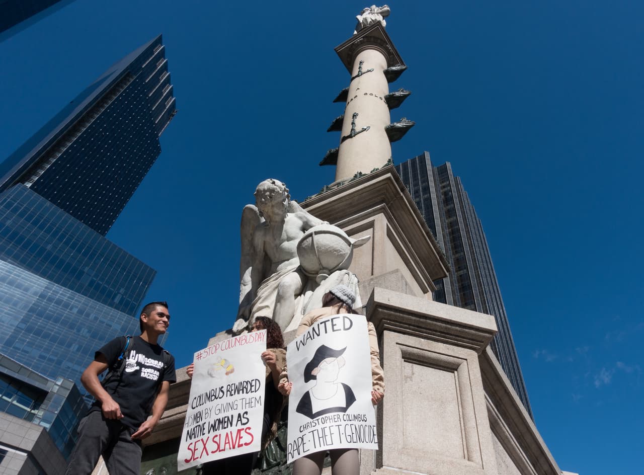 Cada 12 de octubre, en la conmemoración del Día de Colón, la estatua es visitada por manifestantes que acusan al explorador de genocida.