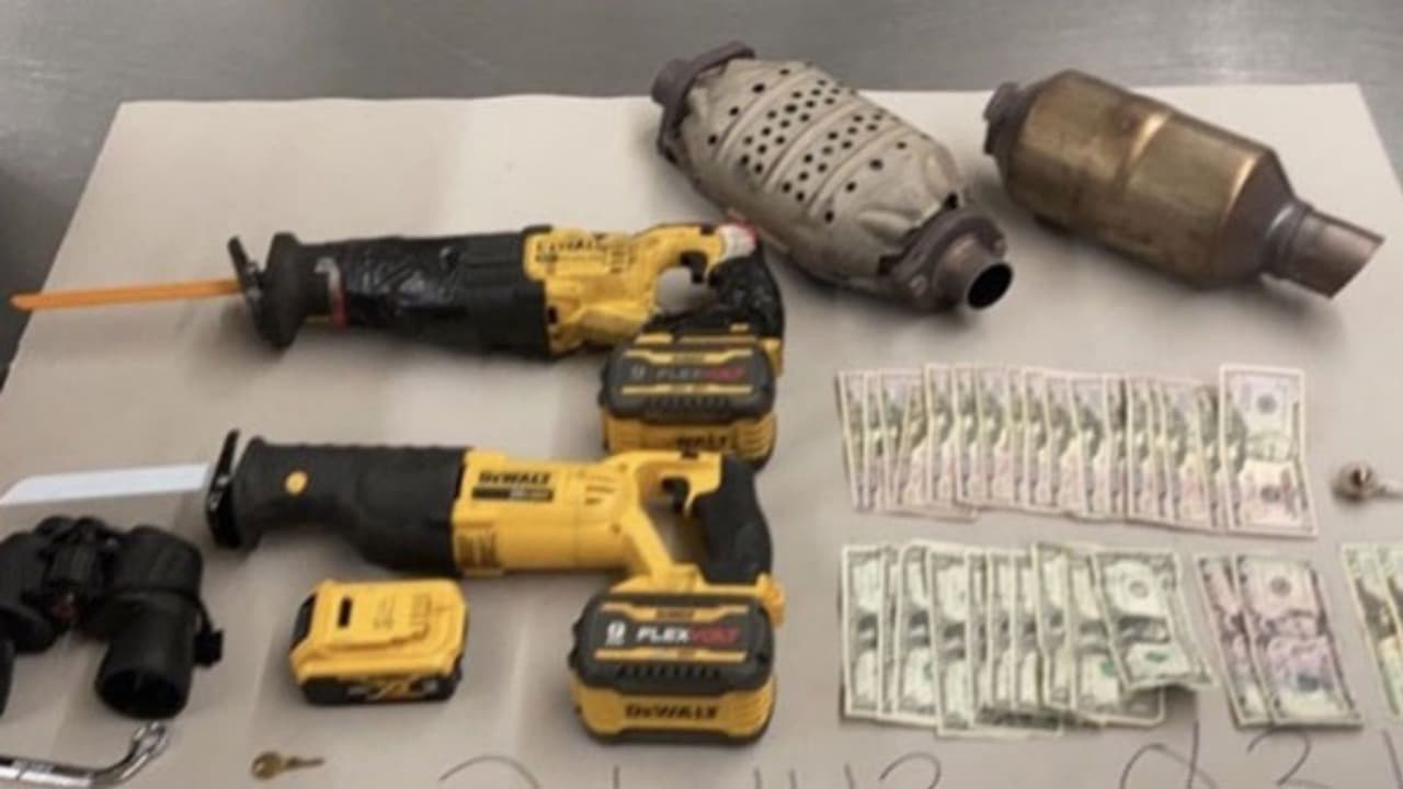 Pueden cortarse del tren motriz de los vehículos en solo unos minutos y venderse por cientos en miles de dólares, según la Oficina del Fiscal de Distrito.
<br>