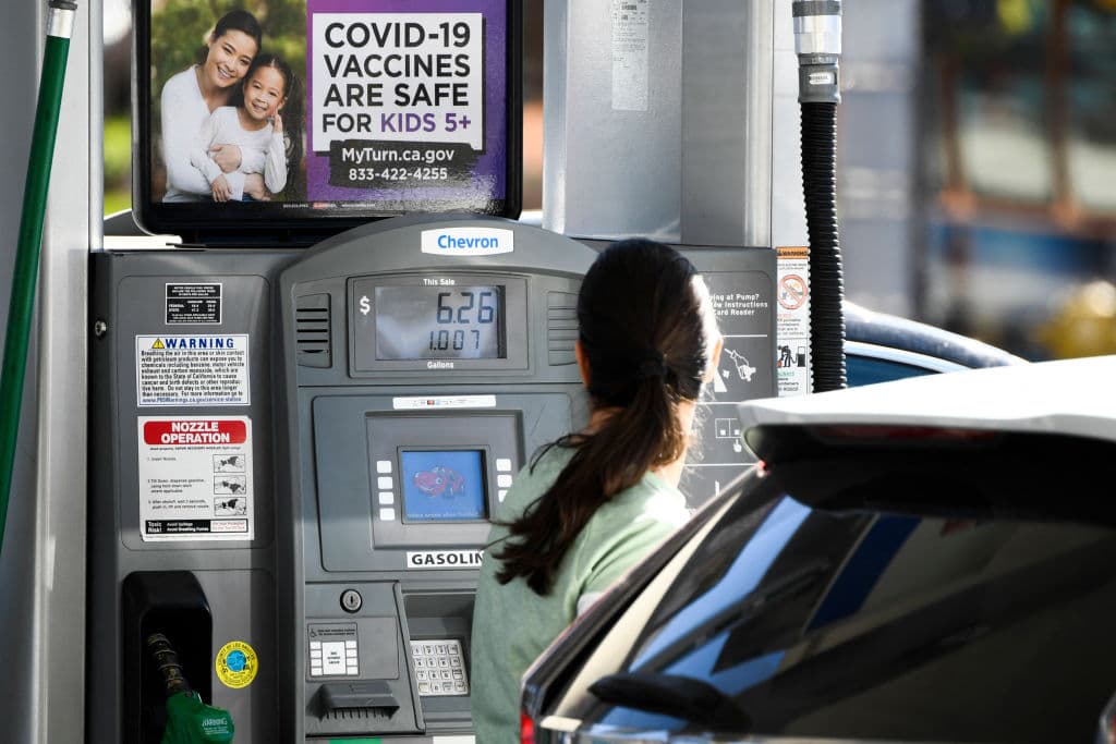 Los residentes de estados como Dakota del Sur, Kansas, Missouri, Oklahoma y Arkansas, respiran con alivio, pues están entre los que
<b> el precio por galón de gasolina permanece en $3.80.</b>