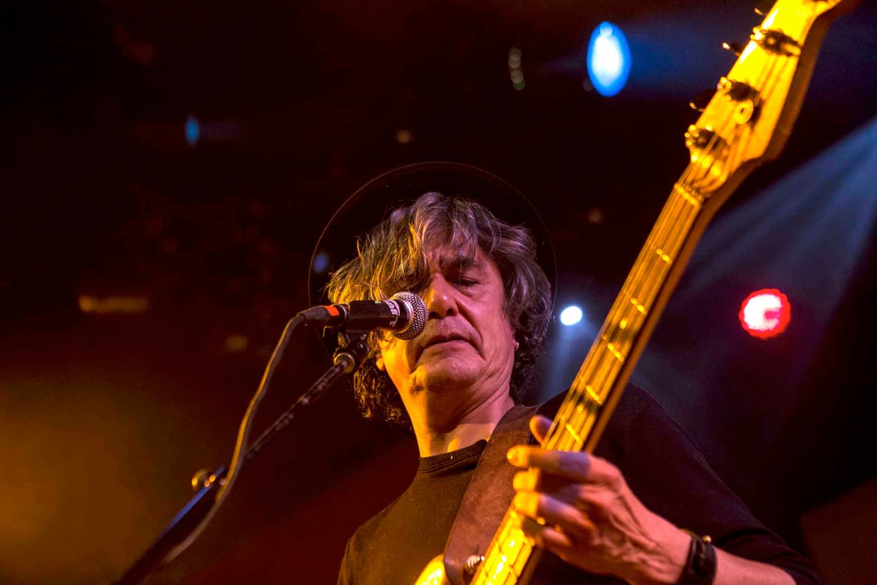 La mañana de este 1 de abril el músico y escritor Armando Vega-Gil anunció que se suicidaría a través de su cuenta de Twitter, publicando una carta explicando las razones.