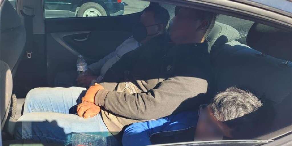 Dos adolescentes fueron detenidos cuando transportaban a un grupo de cuatro indocumentados, tres en el asiento trasero y uno en el baúl del vehículo.