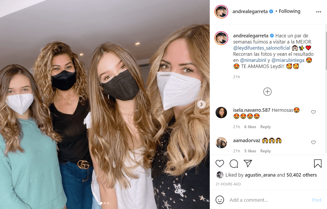 Siempre las habíamos visto con un color castaño oscuro y este 15 de abril sorprendieron al lucir un rubio como el de su madre.