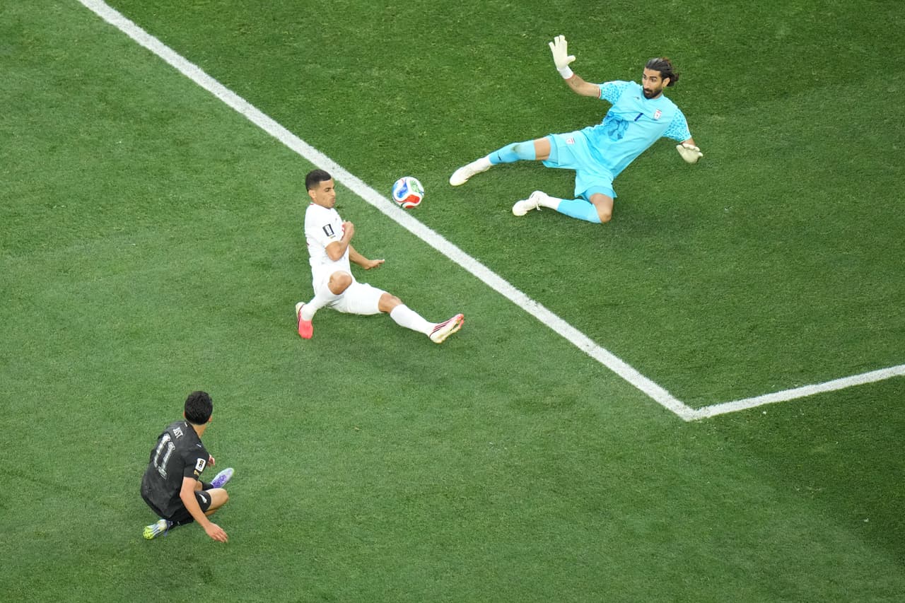 Elijah Just (11) de Nueva Zelanda dispara y anota el segundo gol de su equipo contra el portero iraní Alireza Beiranvand (1) durante el partido de futbol del Grupo G de la Copa Mundial entre Irán y Nueva Zelanda en Inglewood, California.