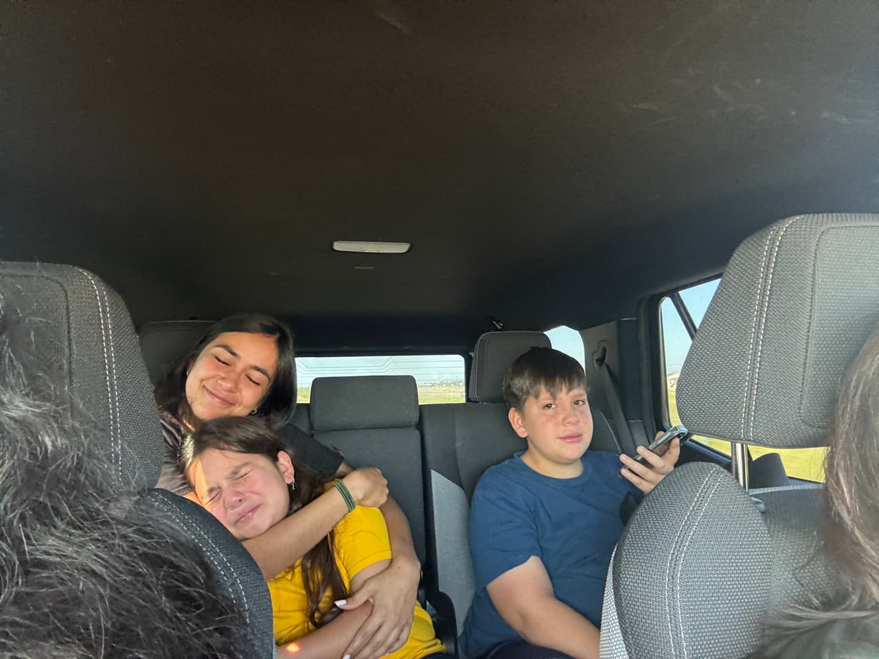 Tras dos semanas, ICE libera a dos niños y a su madrastra detenidos cuando esperaban el autobús escolar, en Texas