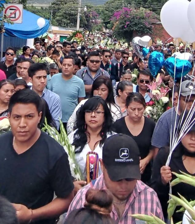 La gente respetuosa realizó el recorrido, las flores, los globos y la música dieron el colorido a esta memorable despedida.