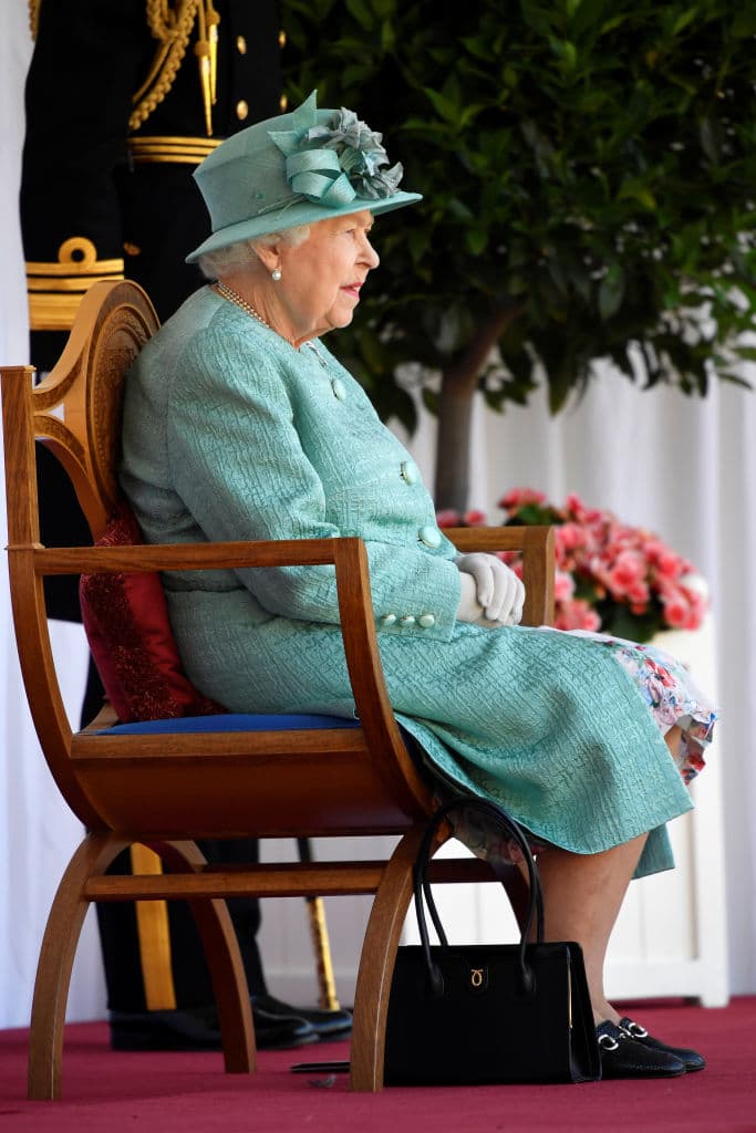 Este 13 de junio se llevó a cabo el tradicional
<b><a href="https://www.univision.com/famosos/el-debut-del-principe-louis-la-reaparicion-de-meghan-y-otros-detalles-del-tradicional-trooping-the-colours-fotos">Trooping The Colour</a></b>, uno de los eventos más importantes en el Reino Unido
<b>en honor al cumpleaños de la reina Isabel II</b>. Sin embargo,
<b>este año fue muy diferente</b>.